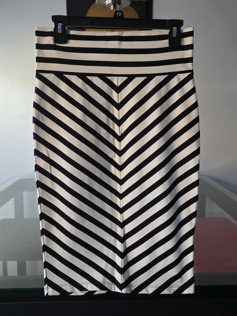 bebe Black and White Chevron-Stripe High Waist Midi Pencil Skirt, Medium